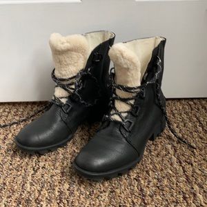 Sorel Phoenix genuine shearling short boot size 6